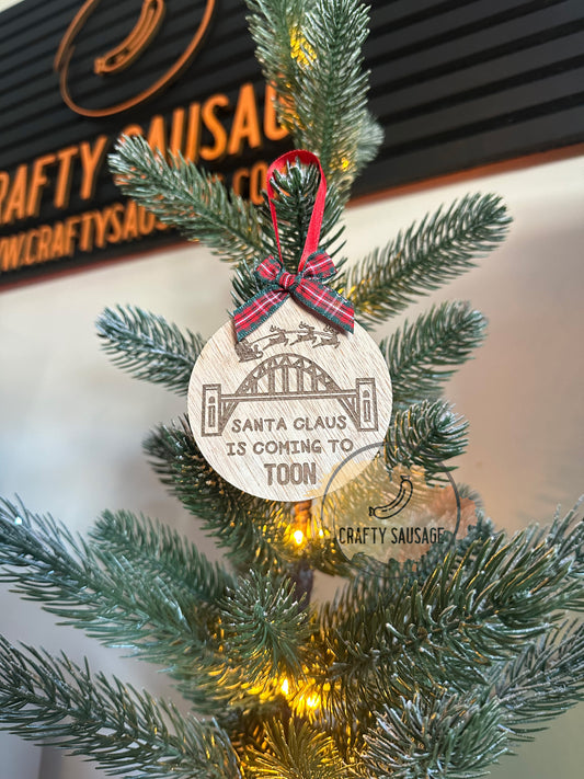 Santa Claus is Coming to Toon – Newcastle Christmas Bauble – Tyne Bridge Design
