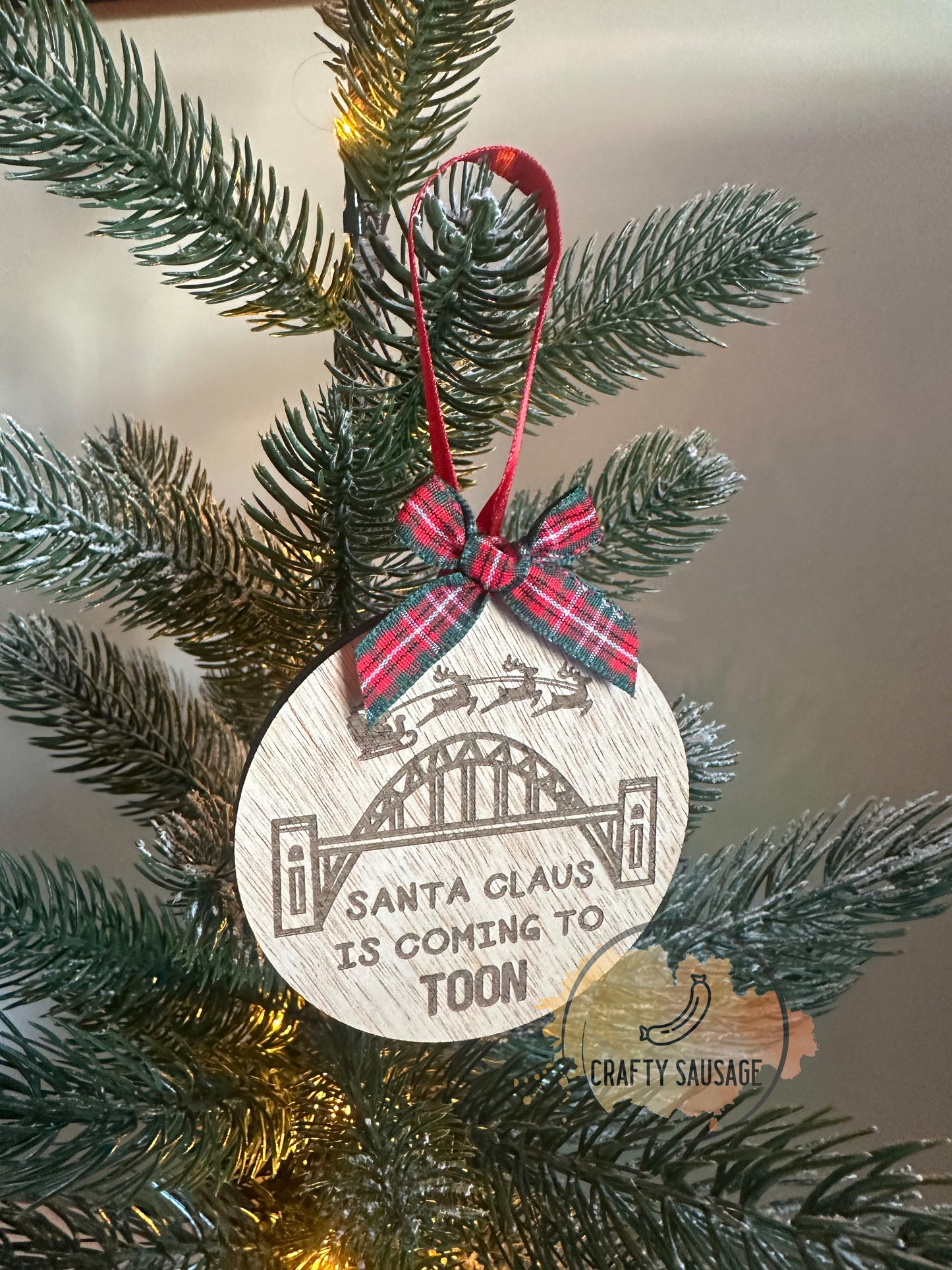 Santa Claus is Coming to Toon – Newcastle Christmas Bauble – Tyne Bridge Design